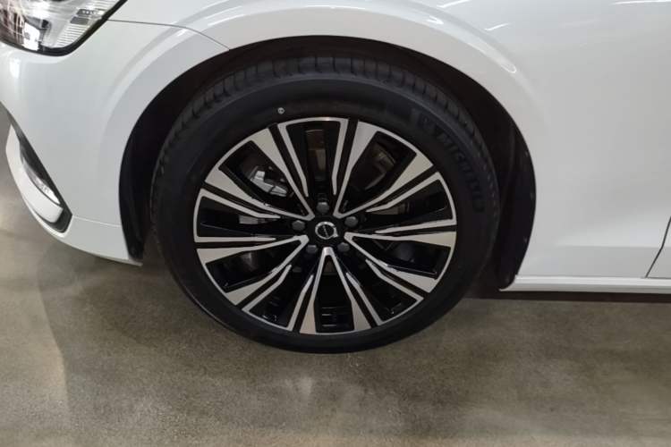 Used Volvo S60 2025 B4 Zhiyuan Luxury Edition Left Front Wheel Hub