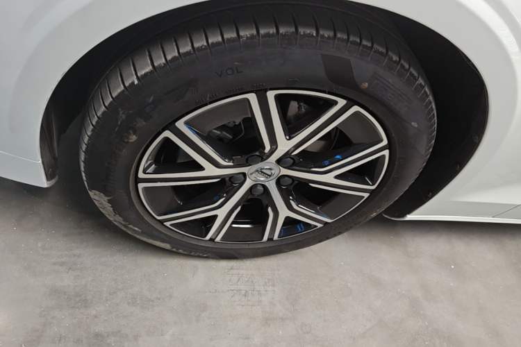 Used Volvo S60 2025 B4 Zhiyi Luxury Edition Left Front Wheel Hub