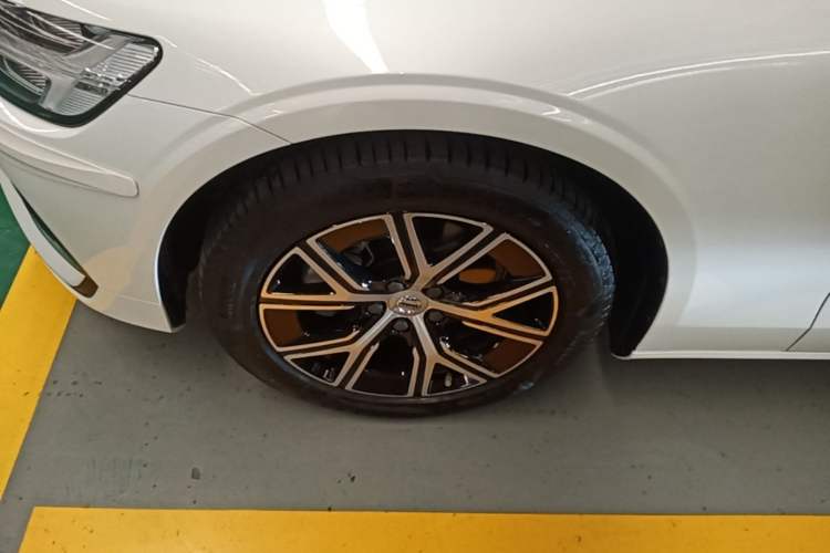 Used Volvo S60 2025 B4 Zhiyi Luxury Edition Left Front Wheel Hub