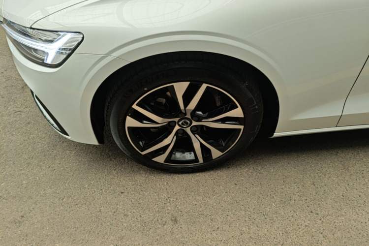 Used Volvo S60 2025 B4 Zhiyuan Sport Edition Left Front Wheel Hub