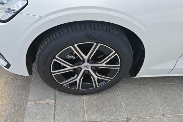 Used Volvo S60 2025 B4 Zhiyi Luxury Edition Left Front Wheel Hub