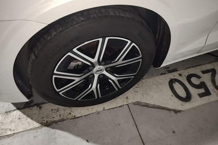 Used Volvo S60 2025 B4 Zhiyi Luxury Edition Left Front Wheel Hub