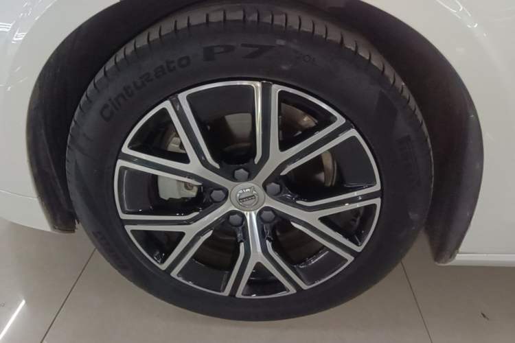 Used Volvo S60 2025 B4 Zhiyi Luxury Edition Left Front Wheel Hub