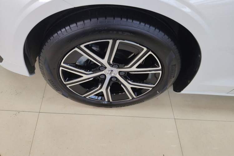 Used Volvo S60 2025 B4 Zhiyi Luxury Edition Left Front Wheel Hub