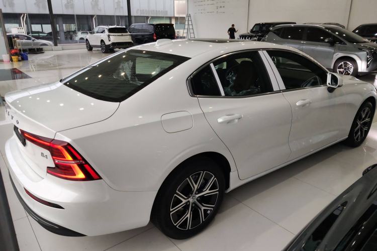 Used Volvo S60 2025 B4 Zhiyi Luxury Edition Rear Right 45 Deg