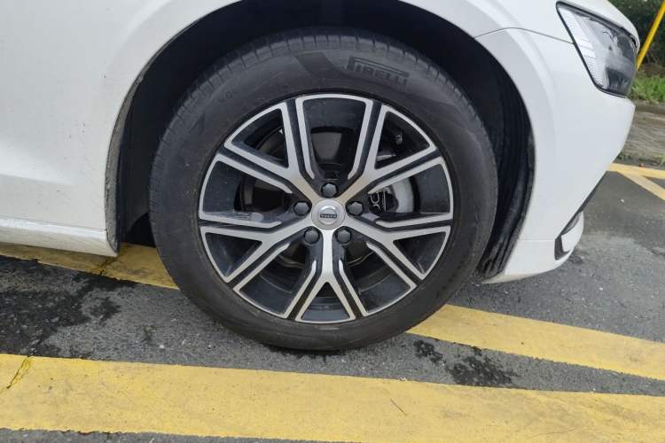 Used Volvo S60 2025 B4 Zhiyi Luxury Edition Right Front Wheel Hub