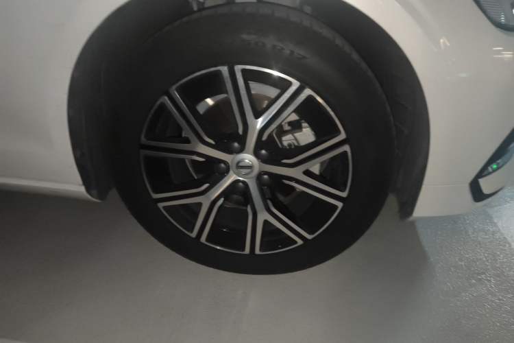 Used Volvo S60 2025 B4 Zhiyi Luxury Edition Right Front Wheel Hub