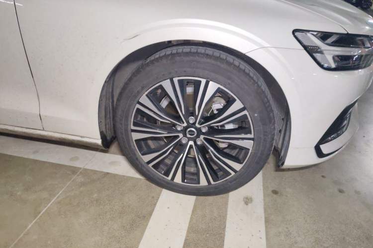 Used Volvo S60 2025 B4 Zhiyuan Luxury Edition Right Front Wheel Hub