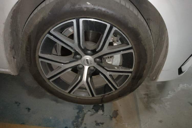 Used Volvo S60 2025 B4 Zhiyi Luxury Edition Right Front Wheel Hub
