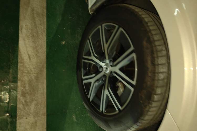Used Volvo S60 2025 B4 Zhiyi Luxury Edition Right Front Wheel Hub