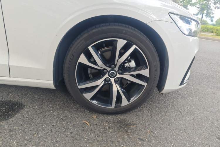 Used Volvo S60 2025 B4 Zhiyuan Sport Edition Right Front Wheel Hub