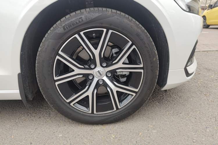 Used Volvo S60 2025 B4 Zhiyi Luxury Edition Right Front Wheel Hub
