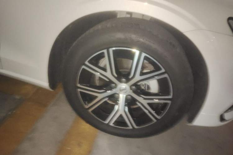 Used Volvo S60 2025 B4 Zhiyi Luxury Edition Right Front Wheel Hub