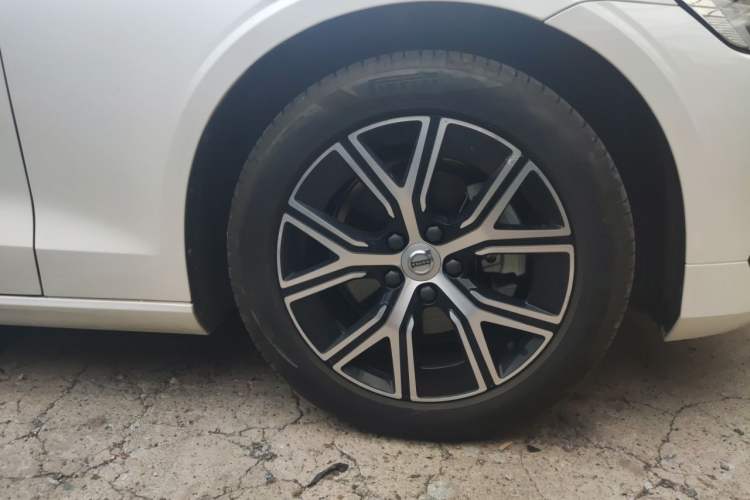 Used Volvo S60 2025 B4 Zhiyi Luxury Edition Right Front Wheel Hub