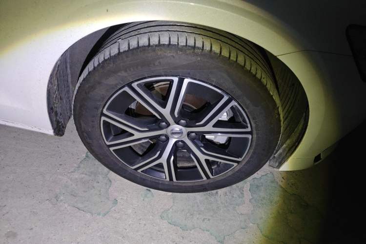 Used Volvo S60 2025 B4 Zhiyi Luxury Edition Right Front Wheel Hub