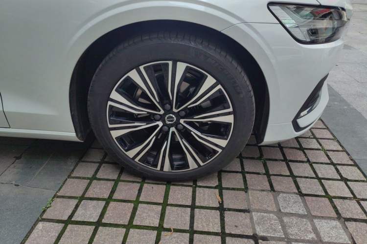 Used Volvo S60 2025 B4 Zhiyuan Luxury Edition Right Front Wheel Hub