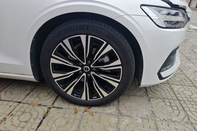 Used Volvo S60 2025 B4 Zhiyuan Luxury Edition Right Front Wheel Hub