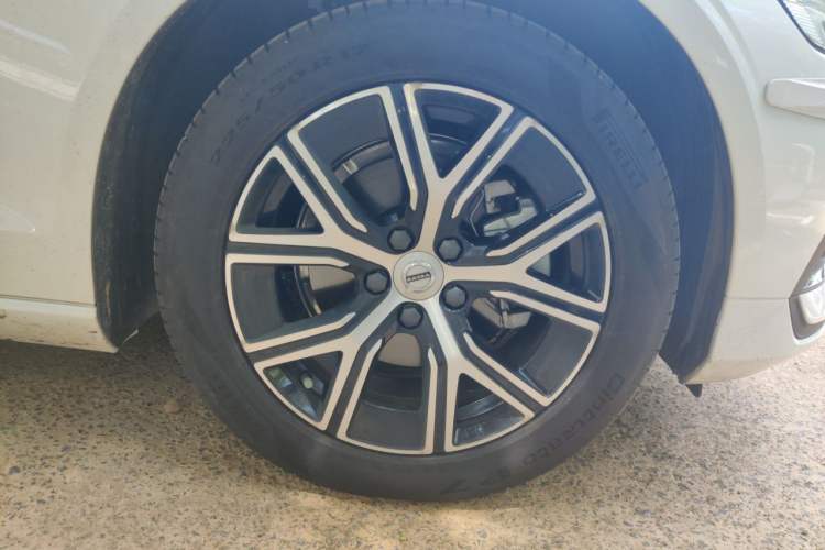 Used Volvo S60 2025 B4 Zhiyi Luxury Edition Right Front Wheel Hub