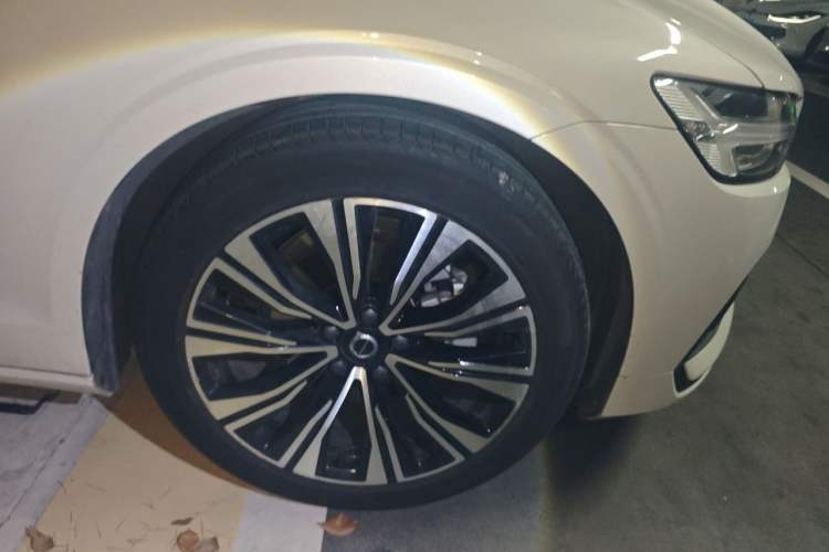 Used Volvo S60 2025 B4 Zhiyuan Luxury Edition Right Front Wheel Hub