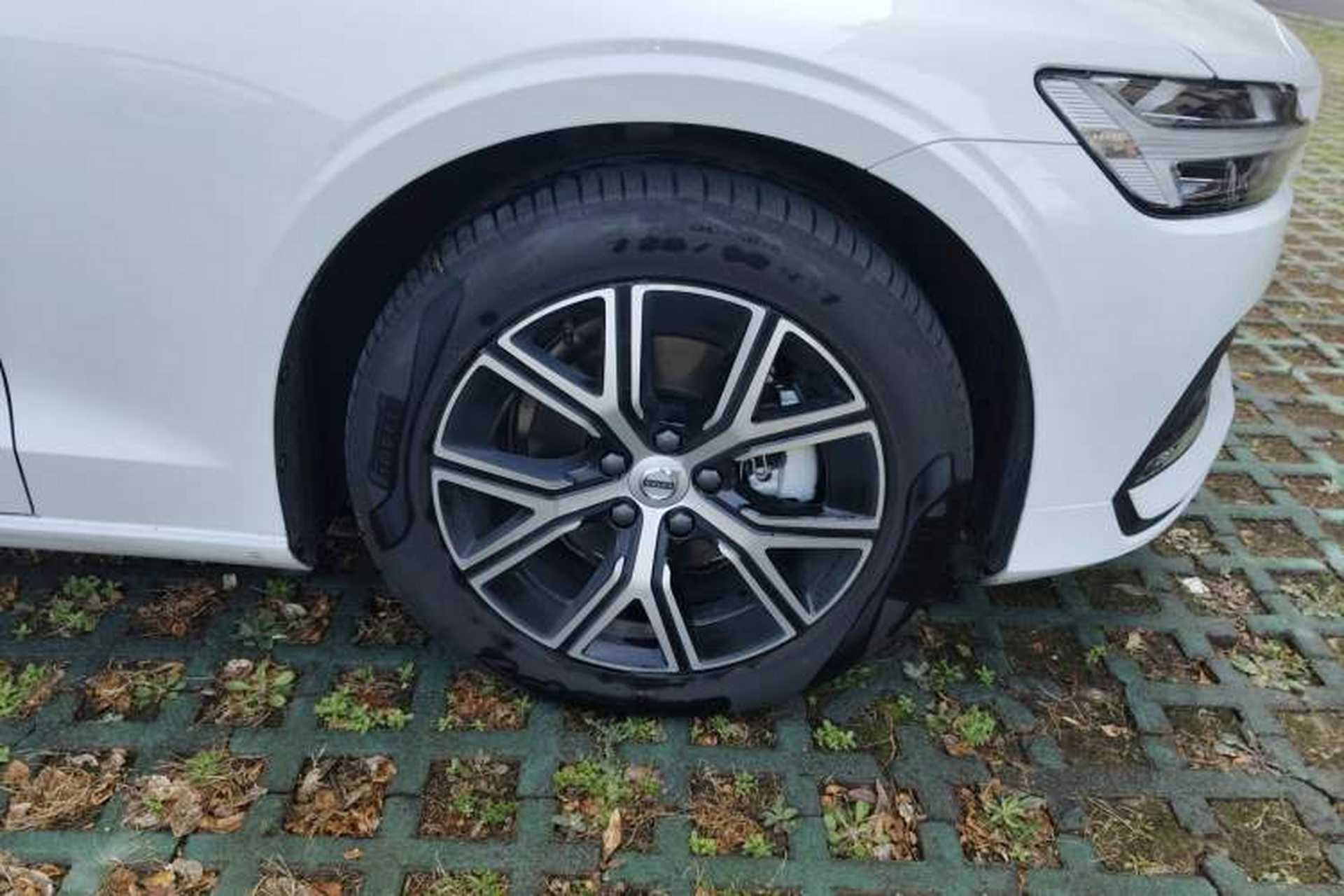 Used Volvo S60 2025 B4 Zhiyi Luxury Edition Right Front Wheel Hub