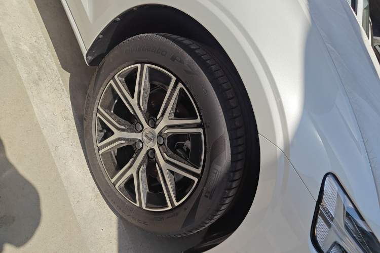 Used Volvo S60 2025 B4 Zhiyi Luxury Edition Right Front Wheel Hub