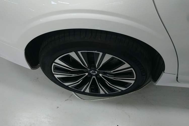 Used Volvo S60 2025 B4 Zhiyuan Luxury Edition Right Rear Wheel Hub