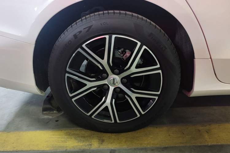Used Volvo S60 2025 B4 Zhiyi Luxury Edition Right Rear Wheel Hub