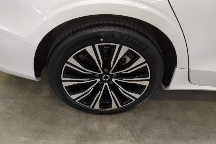 Used Volvo S60 2025 B4 Zhiyuan Luxury Edition Right Rear Wheel Hub