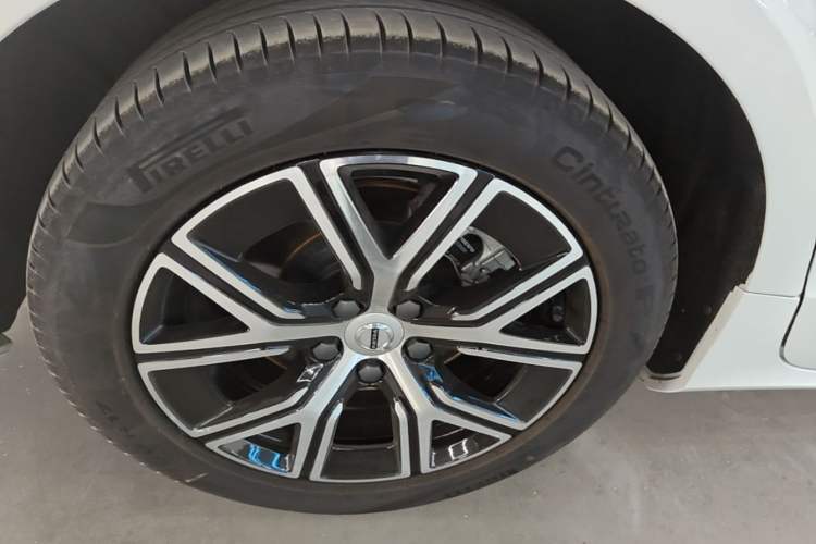 Used Volvo S60 2025 B4 Zhiyi Luxury Edition Right Rear Wheel Hub