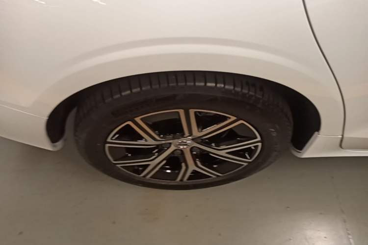 Used Volvo S60 2025 B4 Zhiyi Luxury Edition Right Rear Wheel Hub