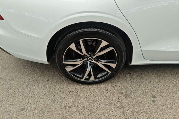 Used Volvo S60 2025 B4 Zhiyuan Sport Edition Right Rear Wheel Hub