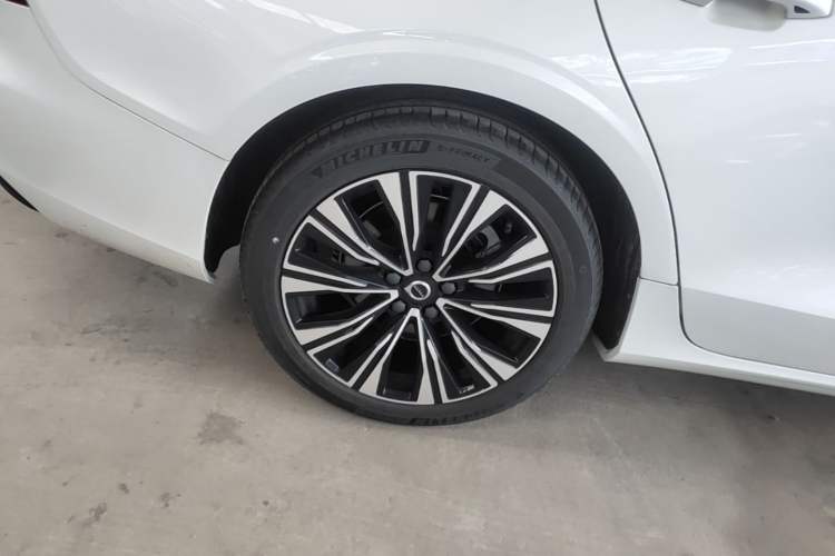 Used Volvo S60 2025 B4 Zhiyuan Luxury Edition Right Rear Wheel Hub