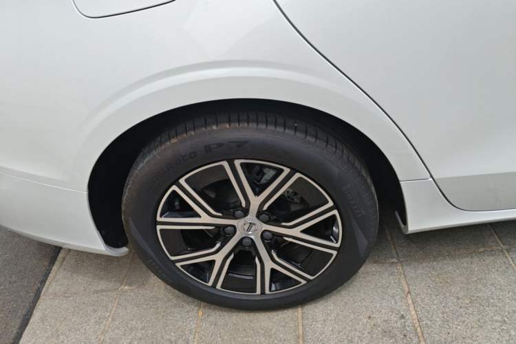 Used Volvo S60 2025 B4 Zhiyi Luxury Edition Right Rear Wheel Hub