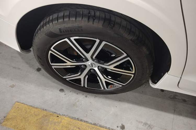 Used Volvo S60 2025 B4 Zhiyi Luxury Edition Right Rear Wheel Hub