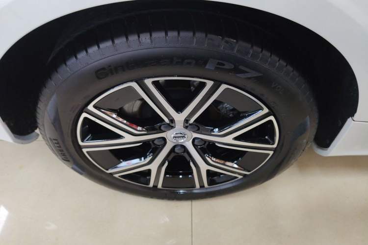 Used Volvo S60 2025 B4 Zhiyi Luxury Edition Right Rear Wheel Hub