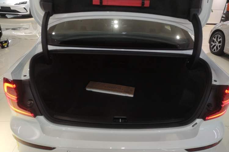 Used Volvo S60 2025 B4 Zhiyi Luxury Edition Trunk