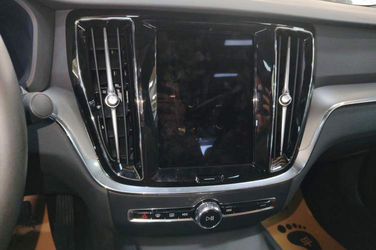 Used Volvo S60 2025 B4 Zhiyi Luxury Edition Audio And AC Panel