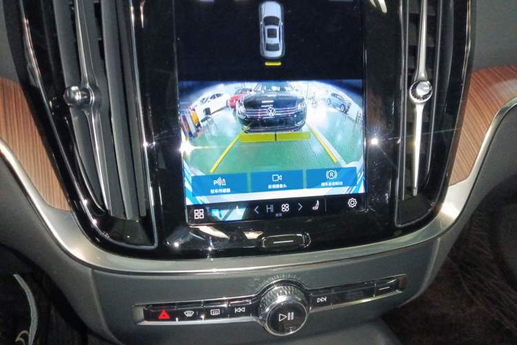 Used Volvo S60 2025 B4 Zhiyuan Luxury Edition Audio And AC Panel
