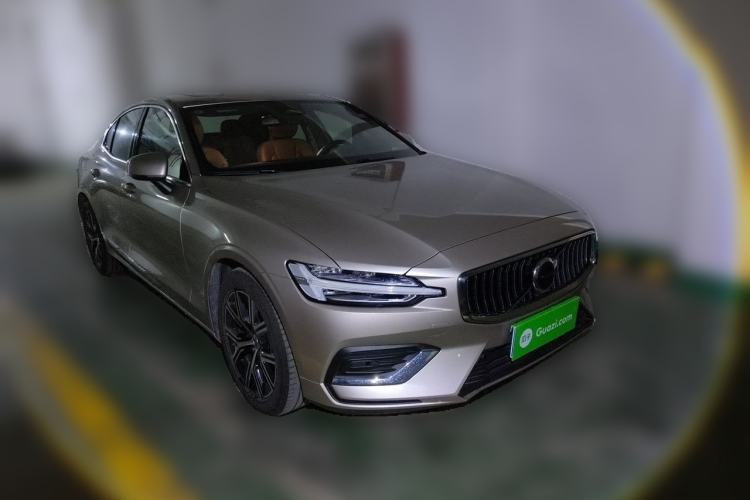 Used Volvo S60 2025 B4 Zhiyi Luxury Edition Front Right 45 Deg