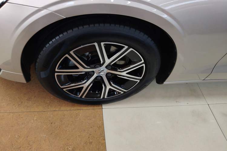 Used Volvo S60 2025 B4 Zhiyi Luxury Edition Left Front Wheel Hub