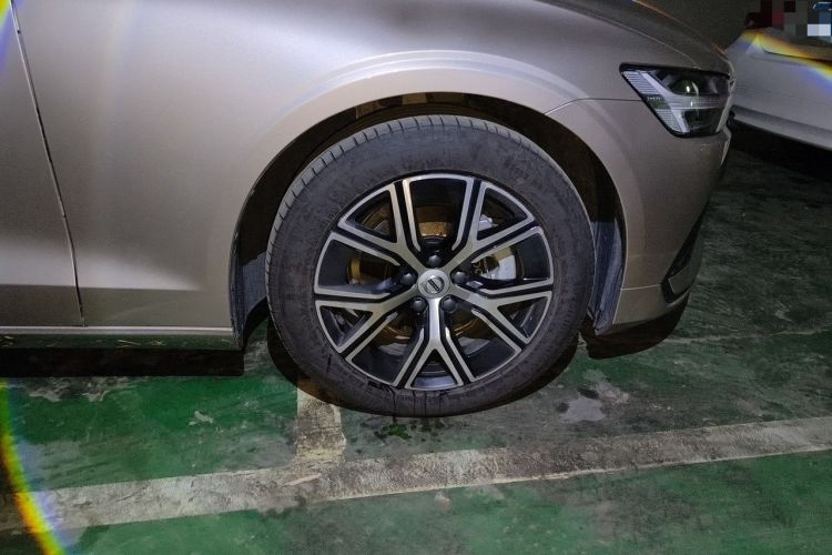 Used Volvo S60 2025 B4 Zhiyi Luxury Edition Right Front Wheel Hub