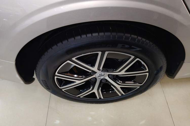 Used Volvo S60 2025 B4 Zhiyi Luxury Edition Right Rear Wheel Hub