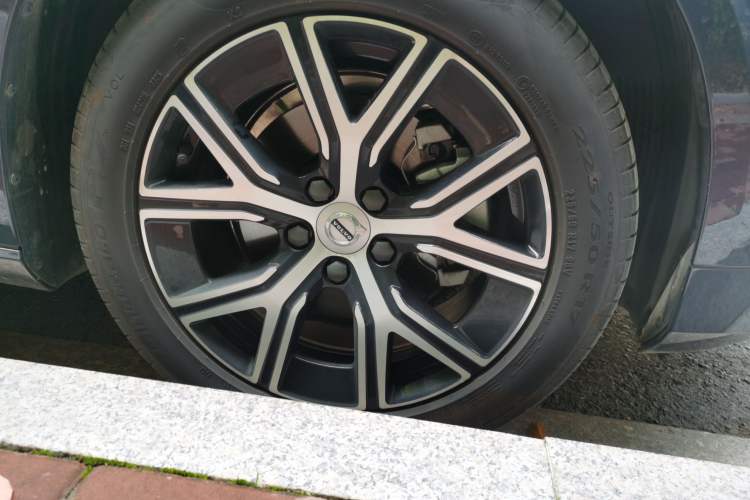 Used Volvo S60 2026 Model B4 Zhiyi Luxury Edition Right Front Wheel Hub