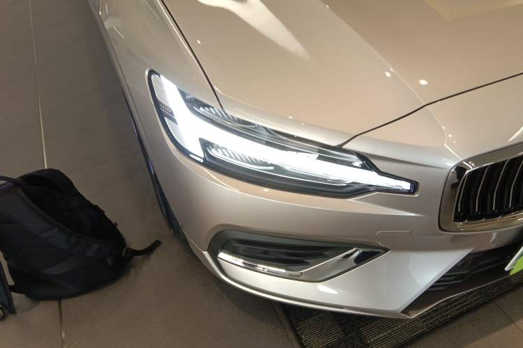 Used Volvo S60 2026 Model B4 Zhiyi Luxury Edition Exterior 3