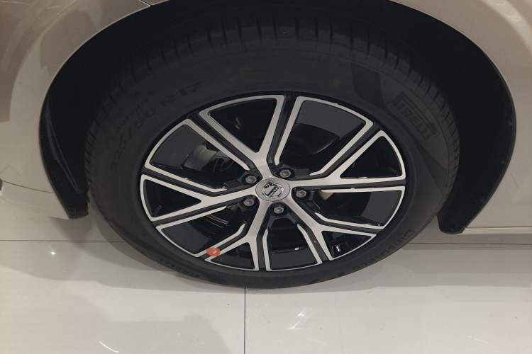 Used Volvo S60 2026 Model B4 Zhiyi Luxury Edition Left Front Wheel Hub
