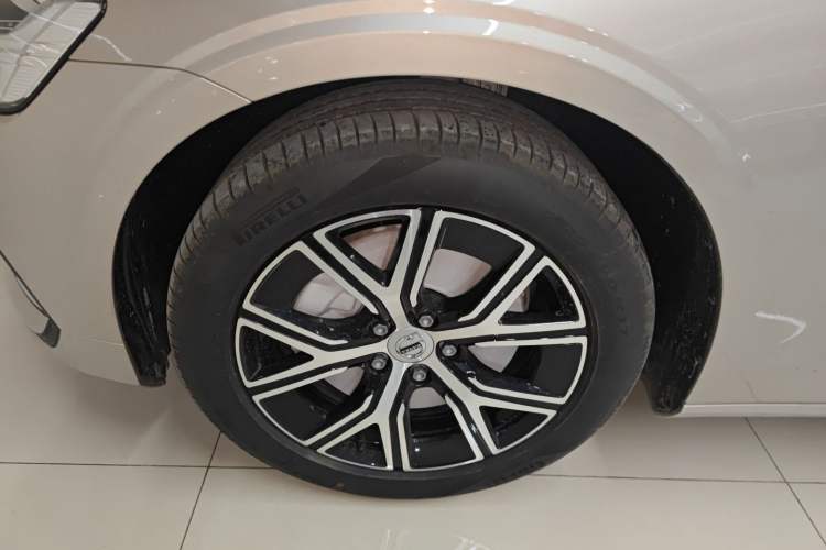 Used Volvo S60 2026 Model B4 Zhiyi Luxury Edition Left Front Wheel Hub