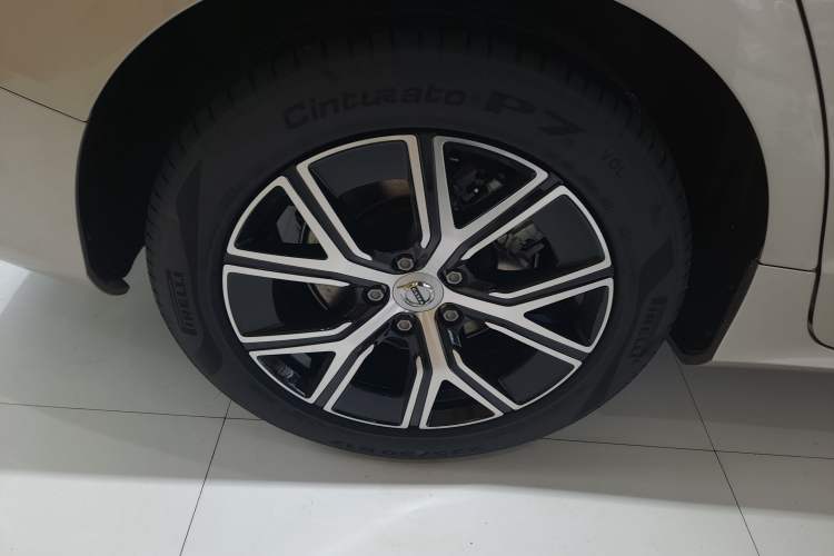 Used Volvo S60 2026 Model B4 Zhiyi Luxury Edition Right Rear Wheel Hub