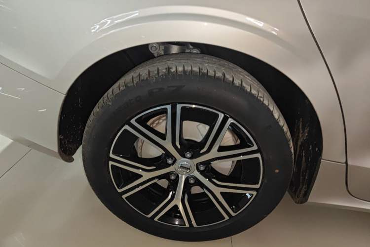 Used Volvo S60 2026 Model B4 Zhiyi Luxury Edition Right Rear Wheel Hub