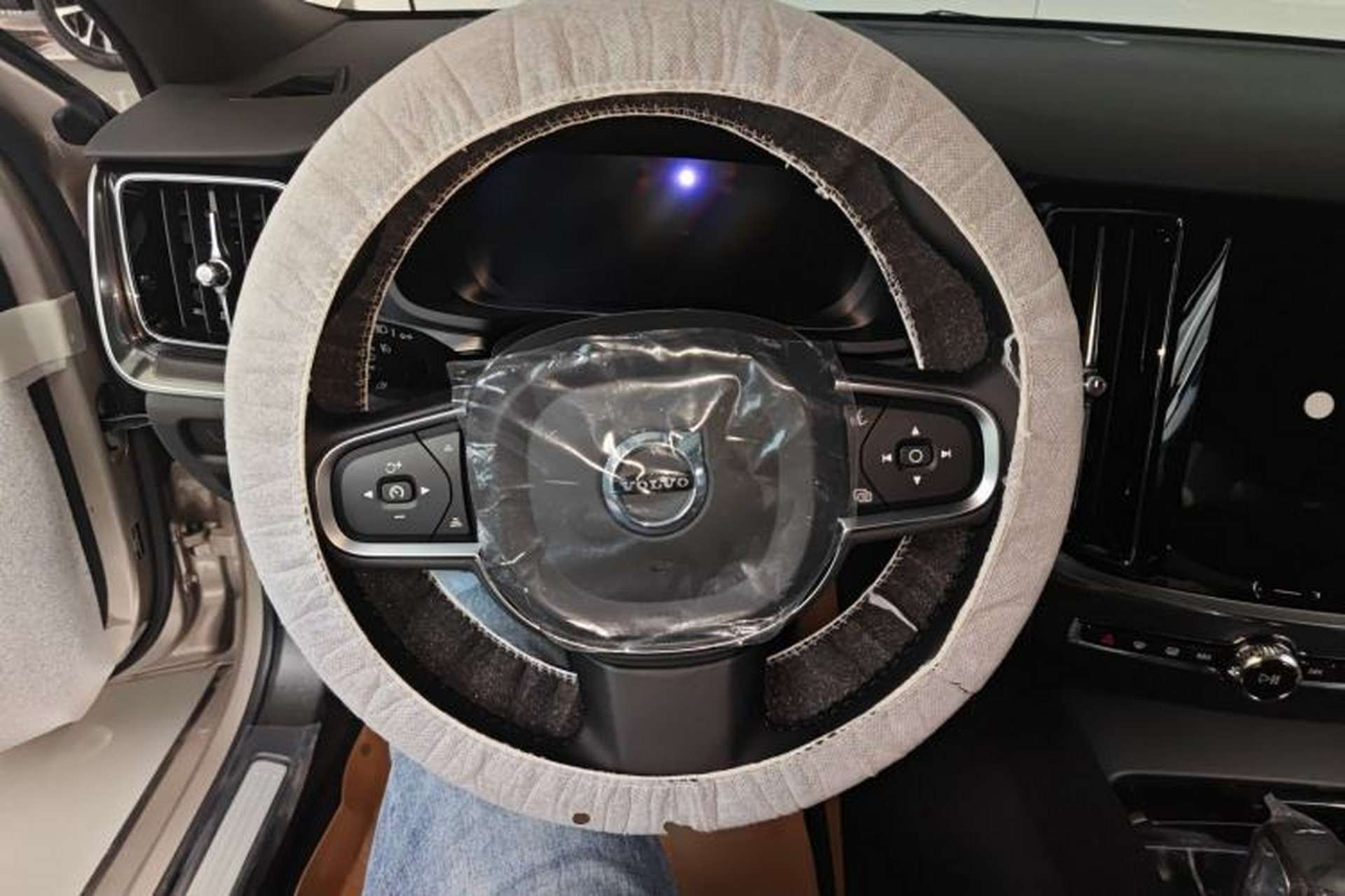 Used Volvo S60 2026 Model B4 Zhiyi Luxury Edition Steering Wheel