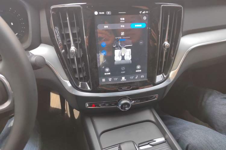 Used Volvo S60 2026 Model B4 Zhiyi Luxury Edition Audio And AC Panel
